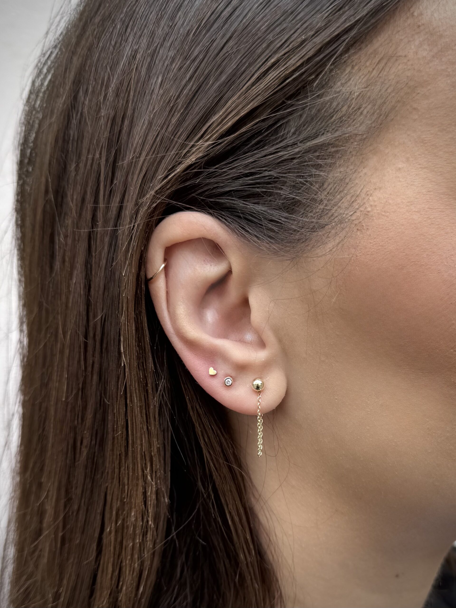 Visiace náušnice Gold Dots – Obrázok 4